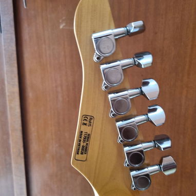Guitarra eléctrica marca SubZero NUEVA a estrenar por usted.  Viene con: -Estuche -Correa -Juego de cuerdas de repuesto - 4/6
