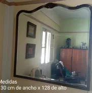 C VENDE ESTE ESPEJO, ORIGINAL CON MARCO DE CAOBA, SIN NINGUN DETALLE. INTERESADOS AL 52922899 VEDADO - Img 49062800