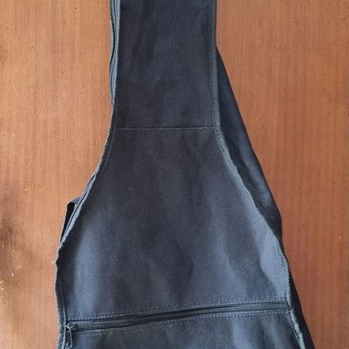 Guitarra eléctrica marca SubZero NUEVA a estrenar por usted.  Viene con: -Estuche -Correa -Juego de cuerdas de repuesto - 5/6