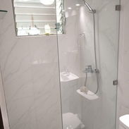 Tu baño merece más que una simple mampara. 🚿✨ - Img 56944483