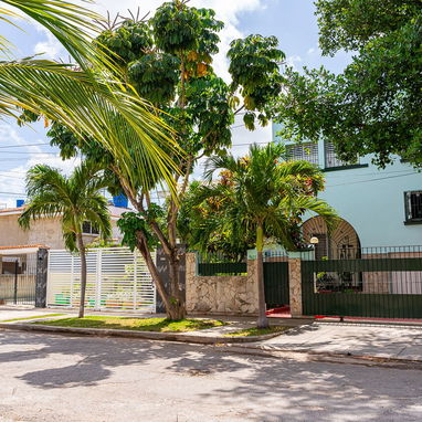 Se vende casa en Miramar, Playa, La Habana, 317 m2 construidos, cinco habitaciones. 200 mts del mar - 2/3