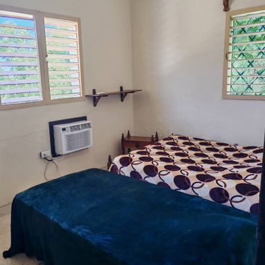 Casa de renta en Guanabo a 3 cuadras del mar. No se va la luz tengo paneles solares y baterías. - 5/10