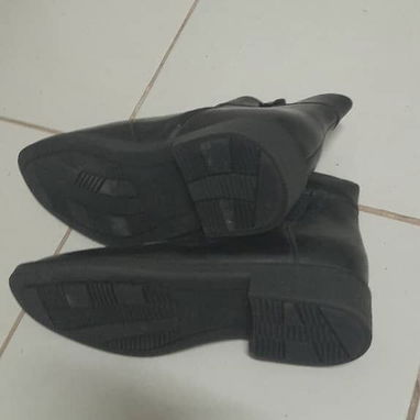 Vendo un par de botines negros nuevos número 40-41. Los interesados escribir al 59677149. - 2/3