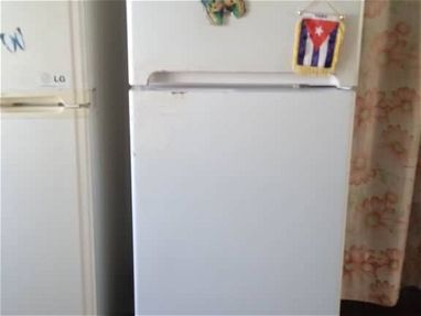 Vendo refrigerador grande máquina buena enfría bastante - Img 66945376