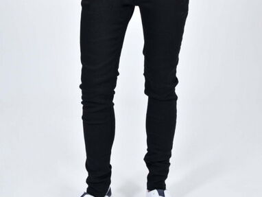 Jeans de hombre marca cuidado con el perro Skinny color negro y color blancos..buena tela!! 30 usd - Img main-image