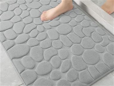 Alfombra para baño gris antideslizante absorbente solo en Pava’s shop - Img main-image-45281504