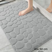 Alfombra absorbente antideslizante para baños de color gris solo en Pava’s shop - Img 45634799