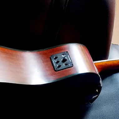 Se vende guitarra con bolsa de traslado poco uso baterias incluidas - Img 120997493