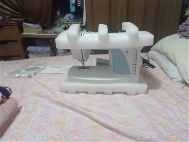 Se vende máquina de coser Singer eléctrica por 120USD - Img 66056993