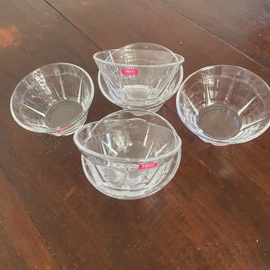 Vendo juego de postreras de cristal nuevas. Contactar con Isabela al 58264306. Más información por WhatsApp. - 3/7