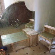 Vendo coqueta con mesita. Requiere pintura. Es de buena madera y durabilidad - Img 56212555