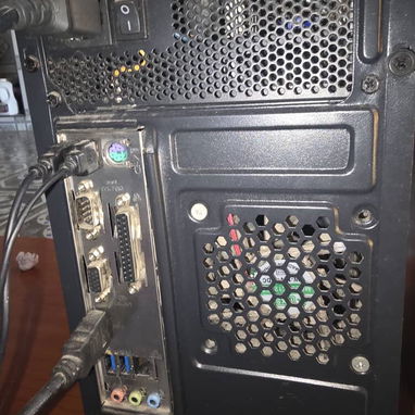 PC Completa y Mesita incluida - 3/4