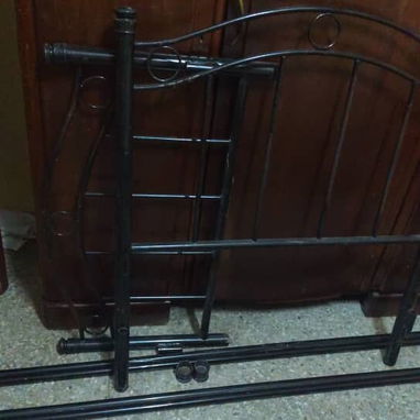 Se vende cama personal de uso, con colchón. - Img 119266764
