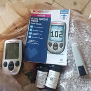 Glucómetro trae 100 lancetas y varias agujas - Img 55822295
