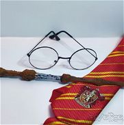 Varita de sauco/espejuelos Harry Potter/corbata Gryffindor - Img 45796870