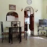 Venta de apartamento en bajos Vedado con jardín 2 cuarto y 2 baños 50mil usd 53582376 - Img 57924248