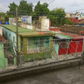 Se vende apartamento en alto en Marianao a media cuadra de la ave.51 - 6/8
