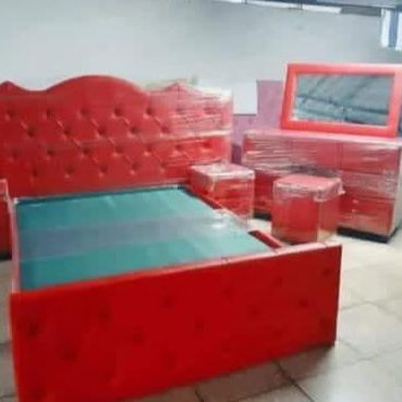 CAMAS TAPIZADAS disponibles para la entrega inmediata. - 4/5