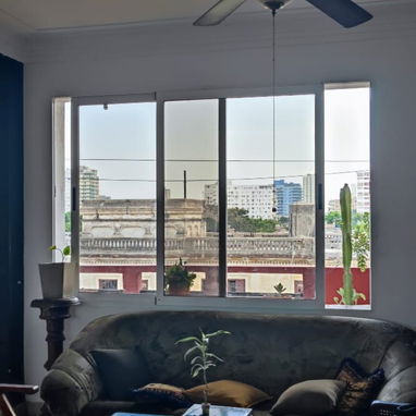 Se renta apartamento de 3 cuartos en Vedado, calle Linea - 4/5