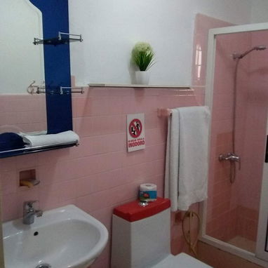 SE RENTA APARTAMENTO DE 3 HABITACIONES EN EL VEDADO, CON VISTA AL MALECON HABANERO. 53880216 - Img 121929341