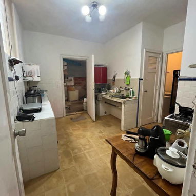 APARTAMENTO EN BAJOS CAPITALISTA EN EL VEDADO! A PASOS DEL MALECÓN Y LA EMBAJADA AMERICANA !!! - Img 125992064