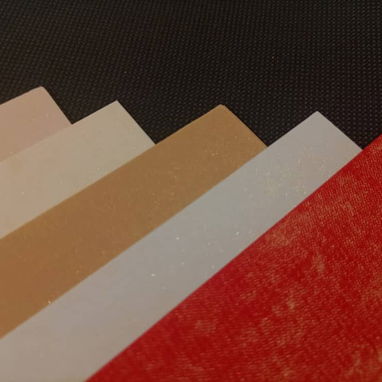 Hojas de papel con detalles dorados. - 2/2