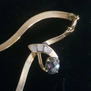 Juego de aretes y dije en oro y piedra - 4/5