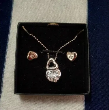 ELEGANTE JUEGO DE CADENA + DIJE + PAR DE ARETES DE LA MARCA FRANCESA "PIERRE CARDIN". NUEVA EN SU CAJA - Img 67190889