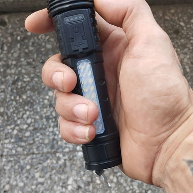 15 USD LINTERNA RECARGABLE - 2/2