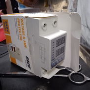 Protector de voltaje y amperaje digital ajustable (Marca: SACO Electric) - Img 56387635
