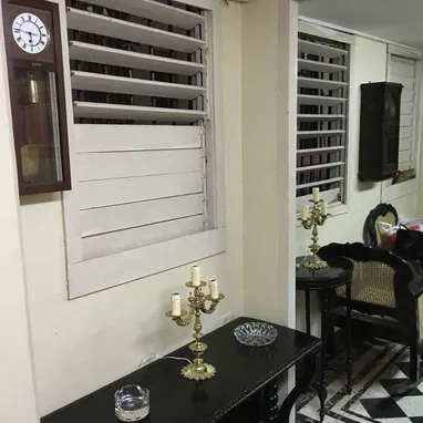 SE PERMUTA  2* 1APTO EN  LA HABANA VIEJA DENTRO LUZ AGUA Y GAS SIN PROBLEMA Y OTRO EN UN SOLAR POR UNO DE 2 HABITACIONES - Img 113355186