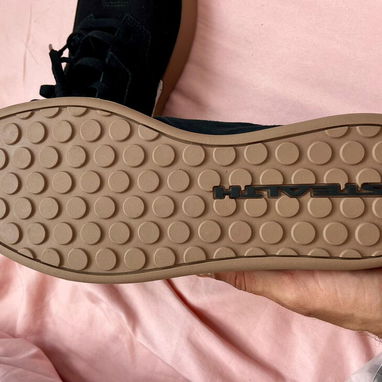 Vendo par de zapatos negros nuevos - Img 123349534