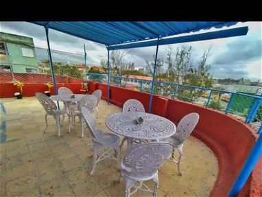 Propiedad horizontal de 4/4 y dos baños, balcón, en tercer piso, garage y terraza con vista al mar, Vedado - Img 64299960
