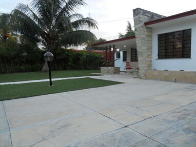 Excelente casa en Atabey Playa, lista para empresarios, diplomáticos, etc…. Cuenta con tres habitaciones,  parqueo para - Img main-image