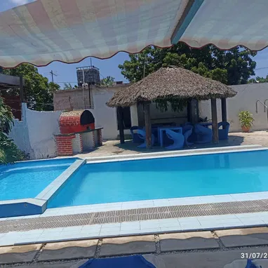 Piscina con recirculación y jacuzzi en renta  ,Playa de Guanabo +53 52463651 , 10 cuadras del mar , Y - Img 84083567