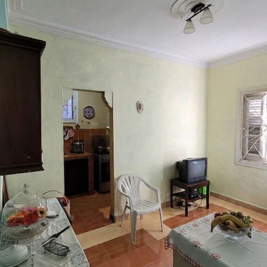 Alquilo apto VACIO en Playa Cerca de 37 y 48, 1er piso, frente calle, balcón, 2 cuartos, 1 baño. Se aceptan niños - Img 119640036