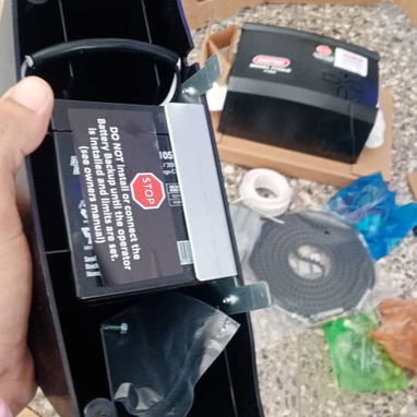 Motor para puerta de garaje marca Genie con batería de respaldo para cuando no hay electricidad se conectan x WiFi al mó - 3/3