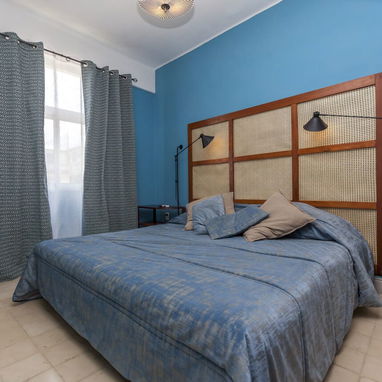 VENTA APARTAMENTO EN EL VEDADO – 2 HABITACIONES / 2 BAÑOS - 5/10