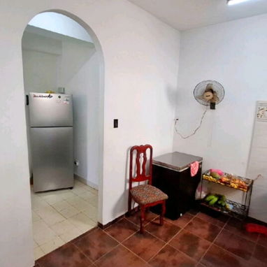Apartamento en el segundo piso,en Edificio Capitalista de 3 apartamentos, remodelado recientemente,en el Vedado - 5/10