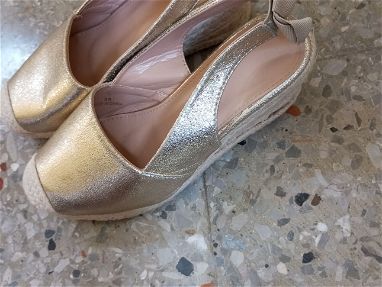 Zapatos, tipo cuña en saco y material dorado - Img 69108500