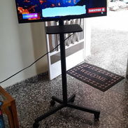 Smart TV de 32 marca Insignia con base móvil - Img 56426659