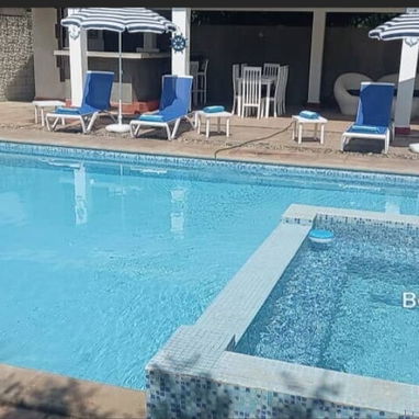 Renta de casas con piscina en la Habana. Casa en Boca Ciega. Respaldo eléctrico y habitaciones climatizadas🦋 - Img 122963944