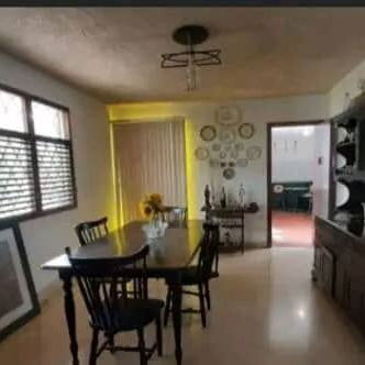 Ref#98. Oportunidad de inversión!!! Con una arquitectura y un diseño único se vende espectacular chalet década del 50!!! - 2/10