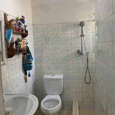 Cada puerta calle arroyo Naranjo guinera de 3 cuartos. - 9/10
