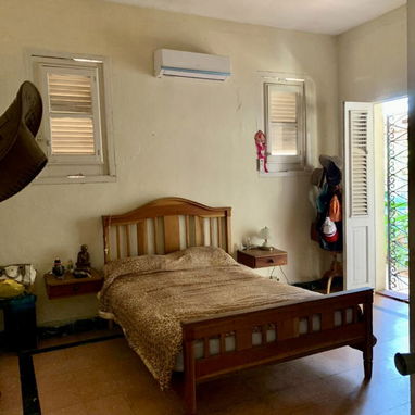 Casa a la venta en planta baja con un espacioso patio, garaje Privado a pocos metros de 13 y 68 - Img 116530428