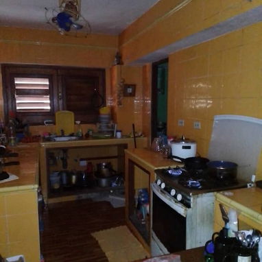 Ocasión única apto de 4 cuartos en el Vedado con valla de garaje para 2 autos y semivista al mar!! Sólo por 70.000 USD! - Img 88074475