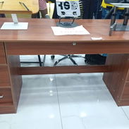 Buró, escritorio profesional importado. Doble gavetero. 6 gavetas en total con seguridad - Img 57369807