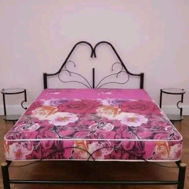 Camas de tubo con su colchón mesitas y almohadas - 2/2