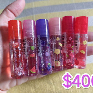 Brillos de labios, creyones, blusas, cosas para el pelo, toallas de cocina, cremas, bloqueador solar, etc - Img 125292065