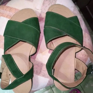 DOS SANDALIAS TALLA 38 VERDE 1200 PESOS Y NEGROS 2000 PESOS PARA EMPEINE ANCHO - Img 123379602